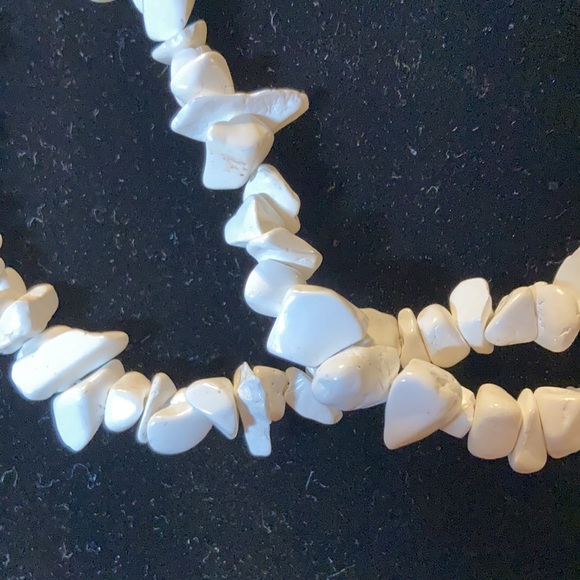 White Chip beaded Necklace - Picture 2 of 3